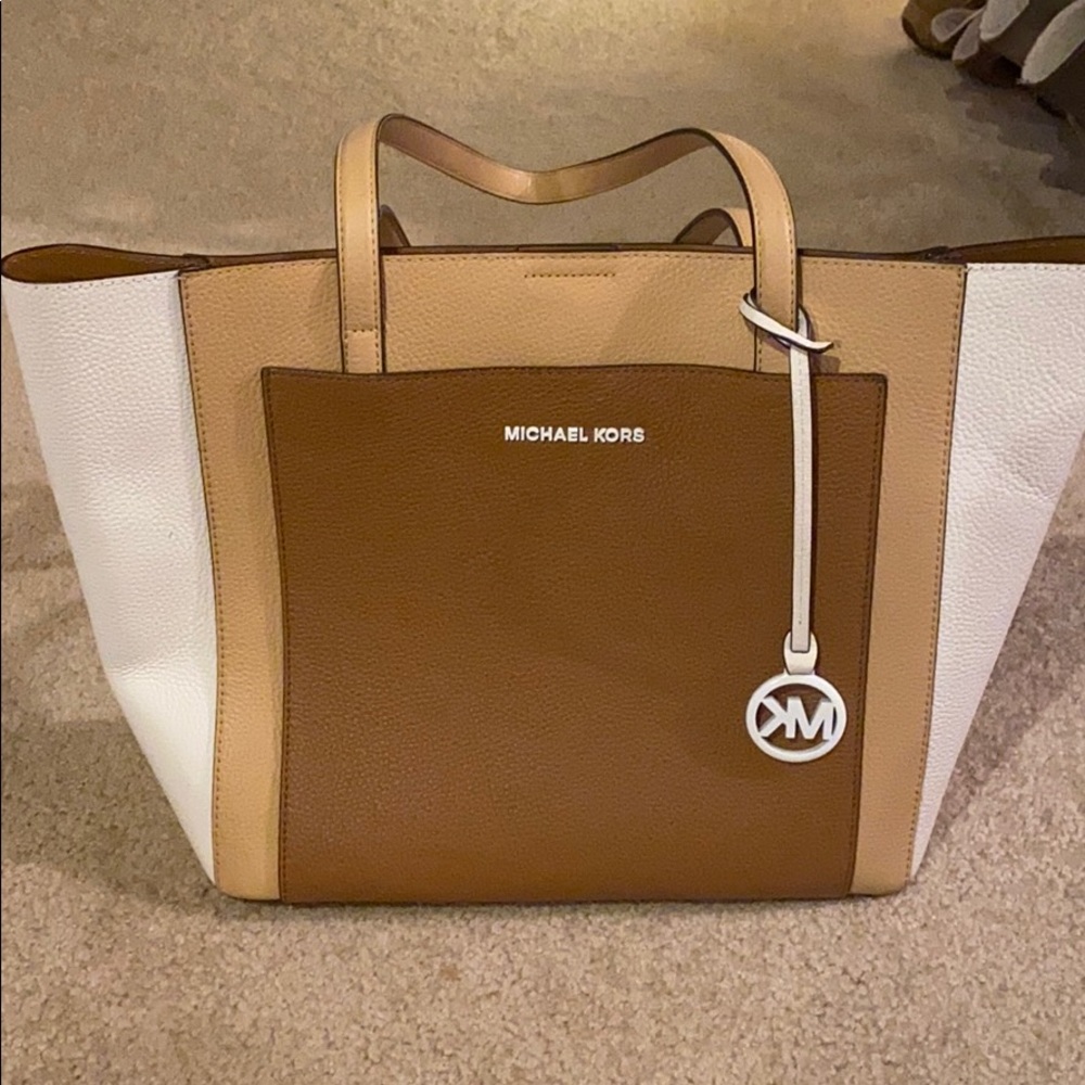 Micheal Kors Purse •Make an Offer•